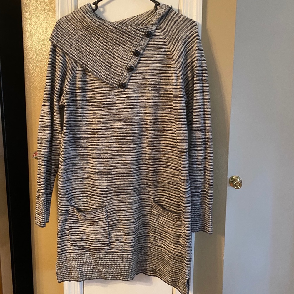 Beautiful black and white tunic sweater.